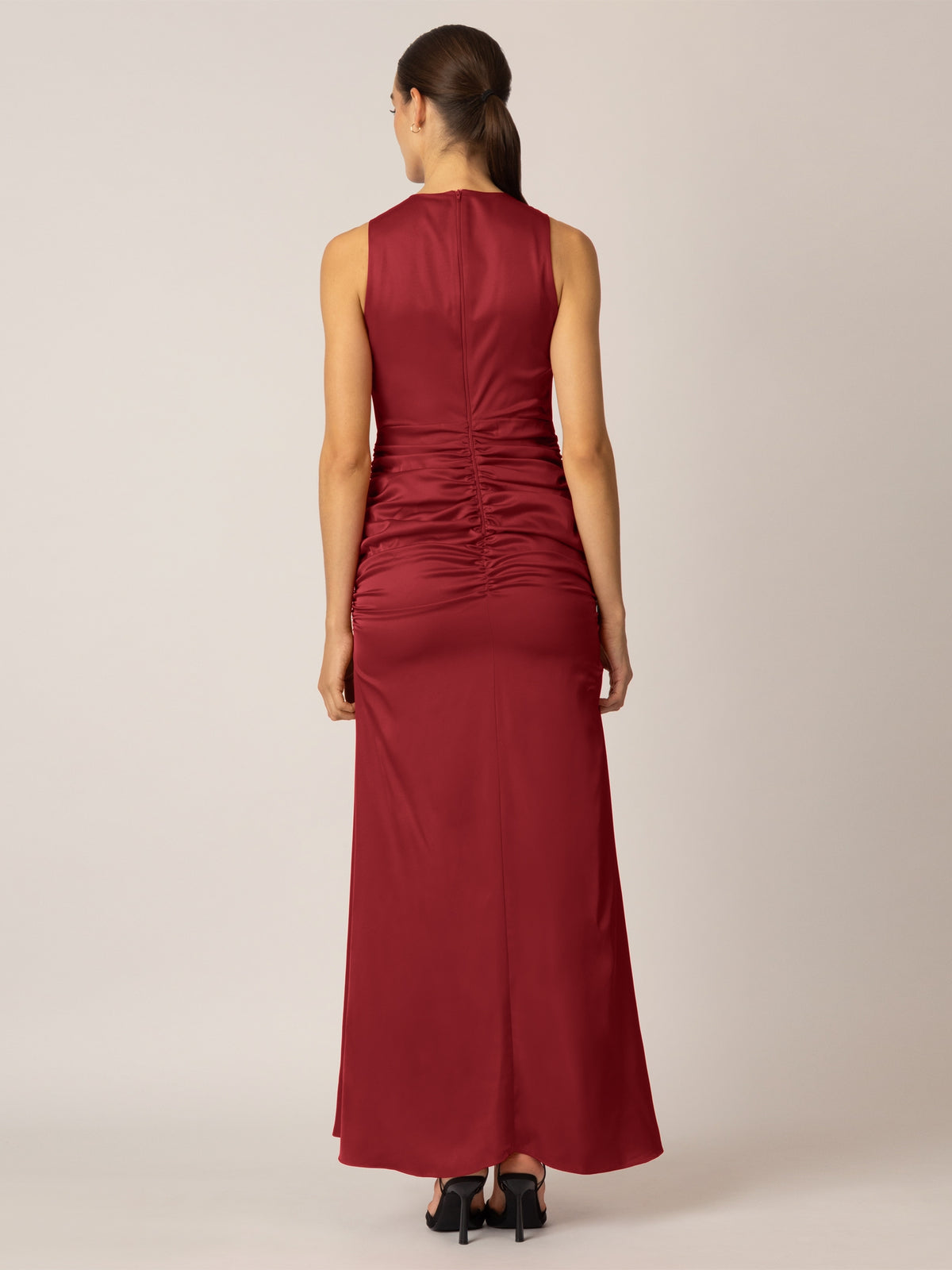 APART Matt schimmerndes Kleid aus Satin in Midi-Länge | bordeaux