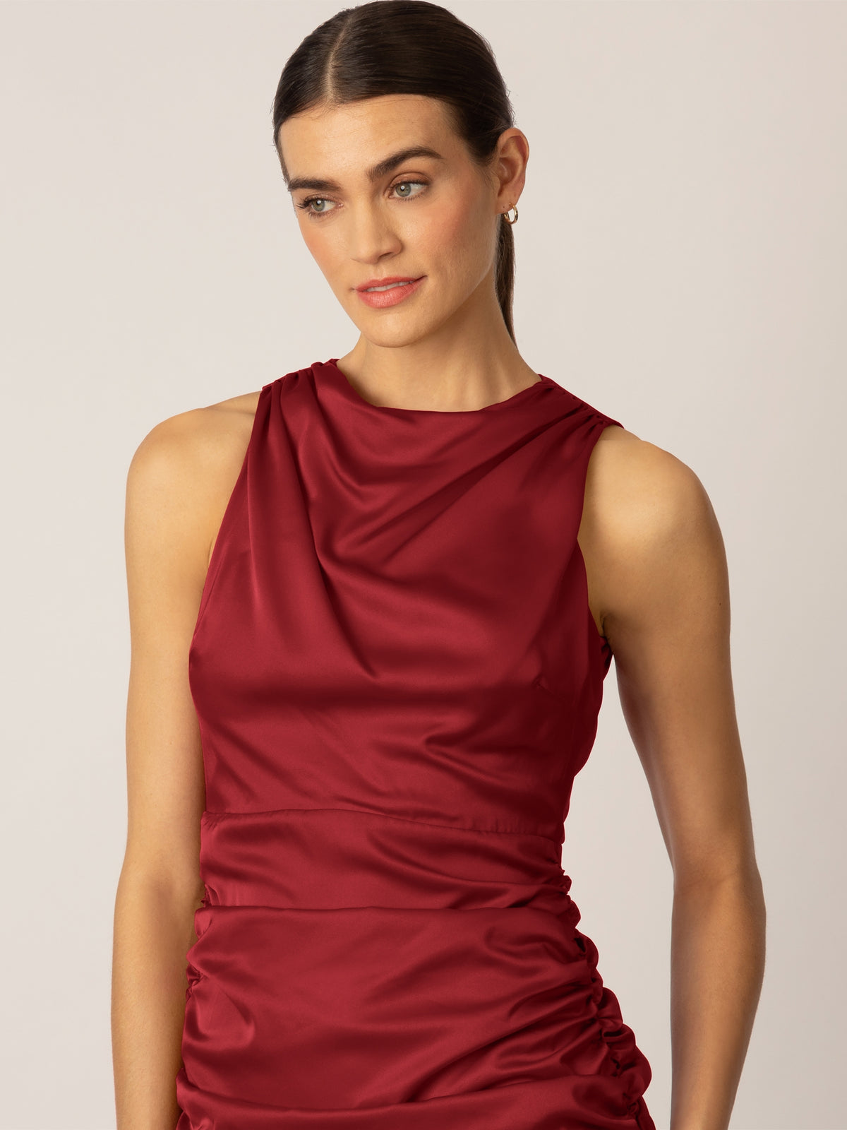 APART Matt schimmerndes Kleid aus Satin in Midi-Länge | bordeaux