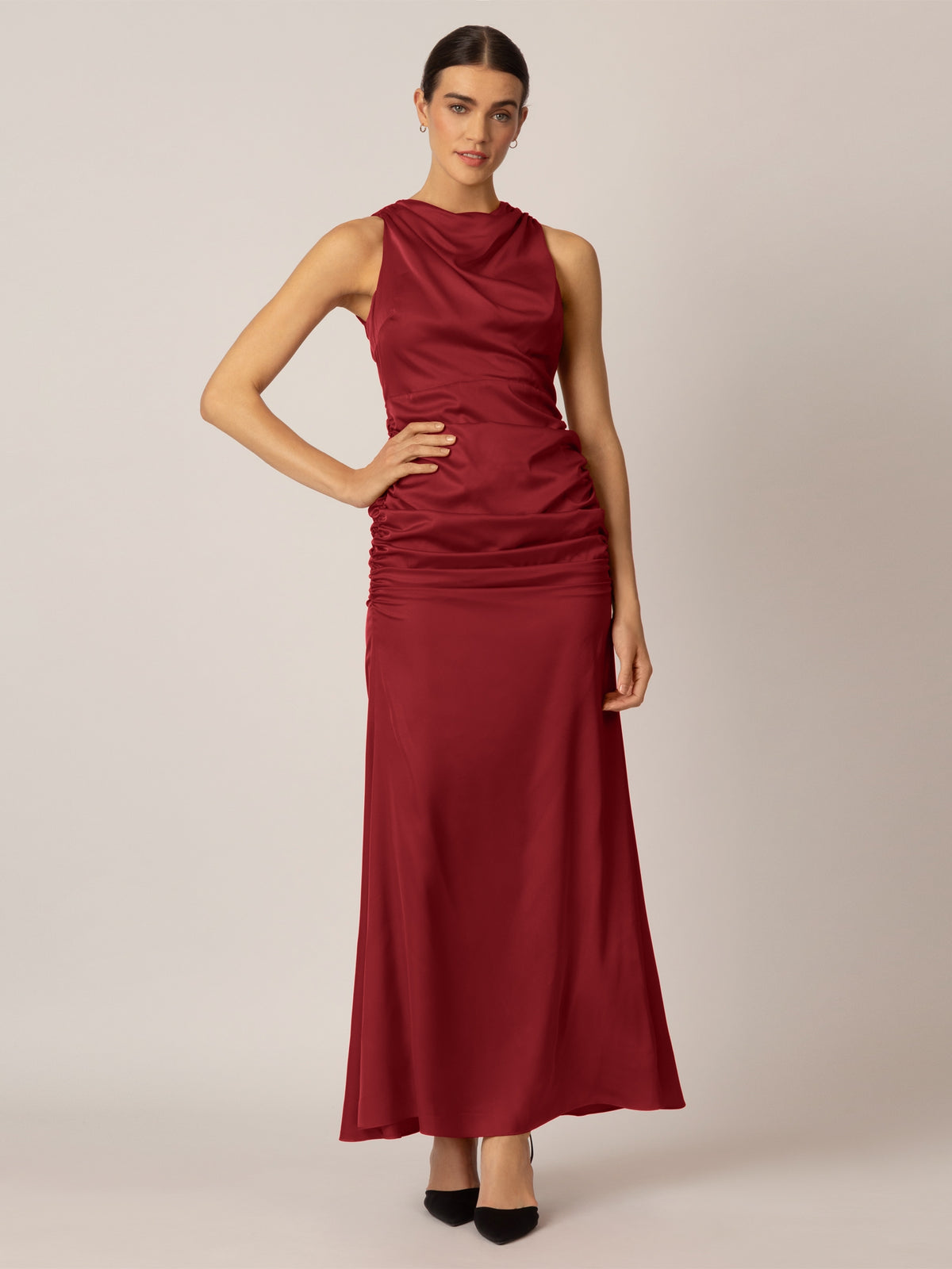 APART Matt schimmerndes Kleid aus Satin in Midi-Länge | bordeaux