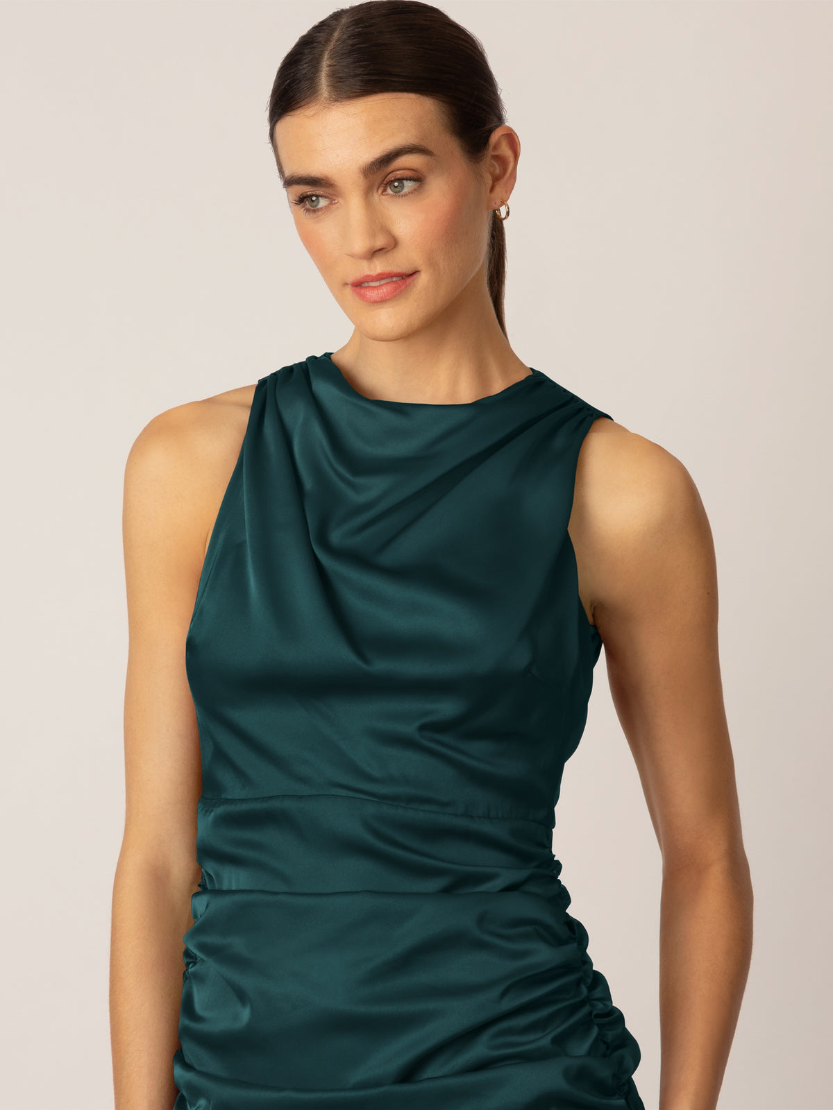 APART Matt schimmerndes Kleid aus Satin in Midi-Länge | emerald