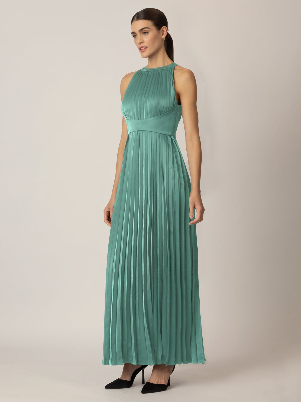 APART Satin-Plisseekleid aus mattschimmerndem und teilweise plissiertem Satin | jade