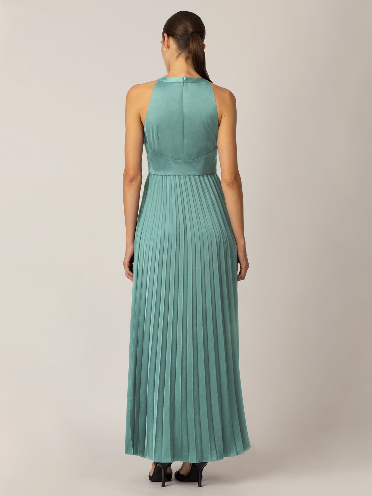 APART Satin-Plisseekleid aus mattschimmerndem und teilweise plissiertem Satin | jade