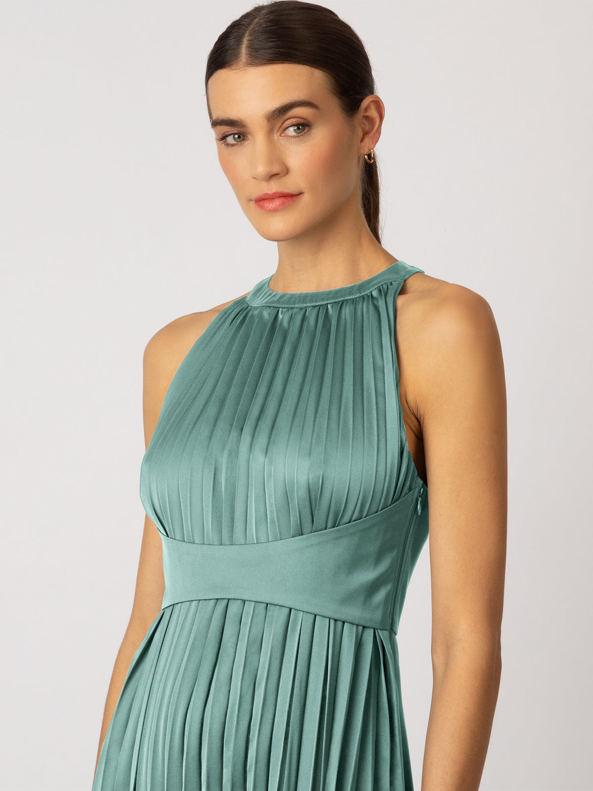 APART Satin-Plisseekleid aus mattschimmerndem und teilweise plissiertem Satin | jade