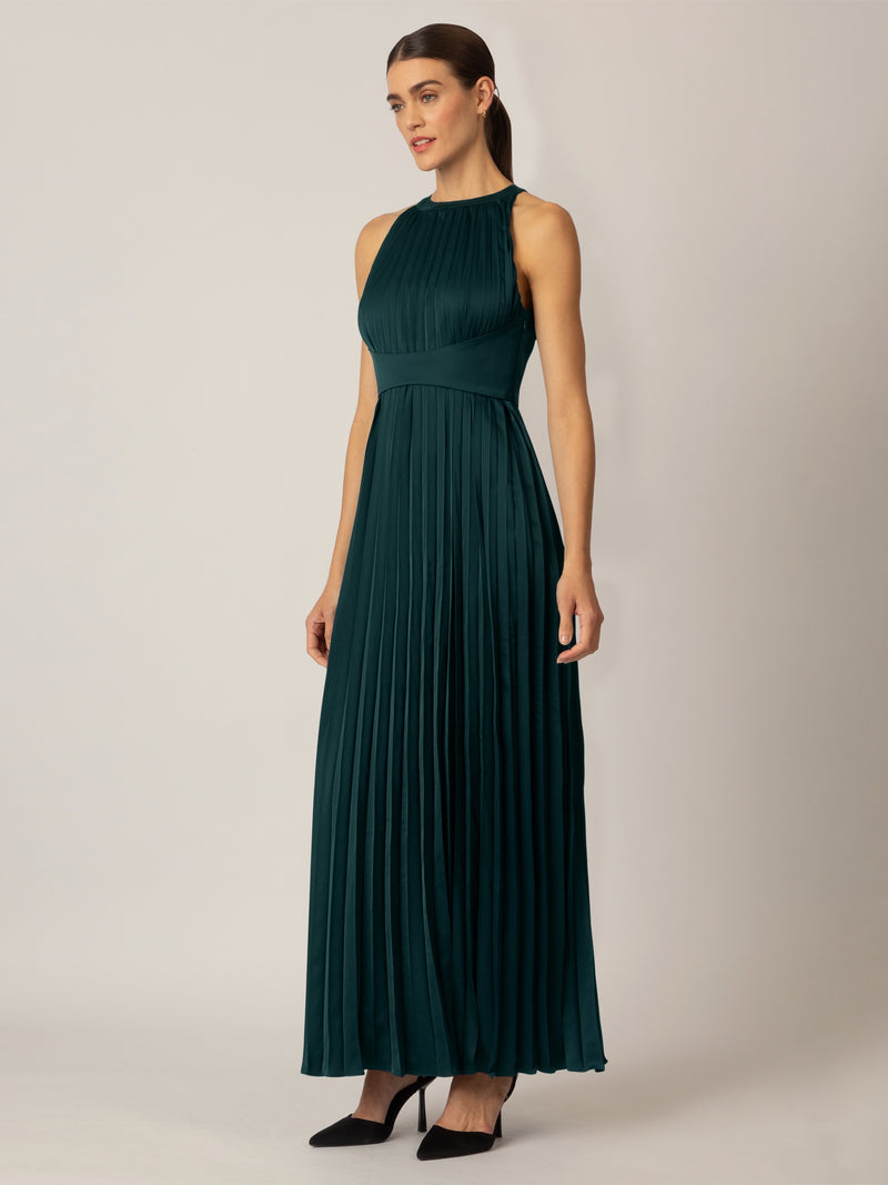 APART Satin-Plisseekleid aus mattschimmerndem und teilweise plissiertem Satin | emerald