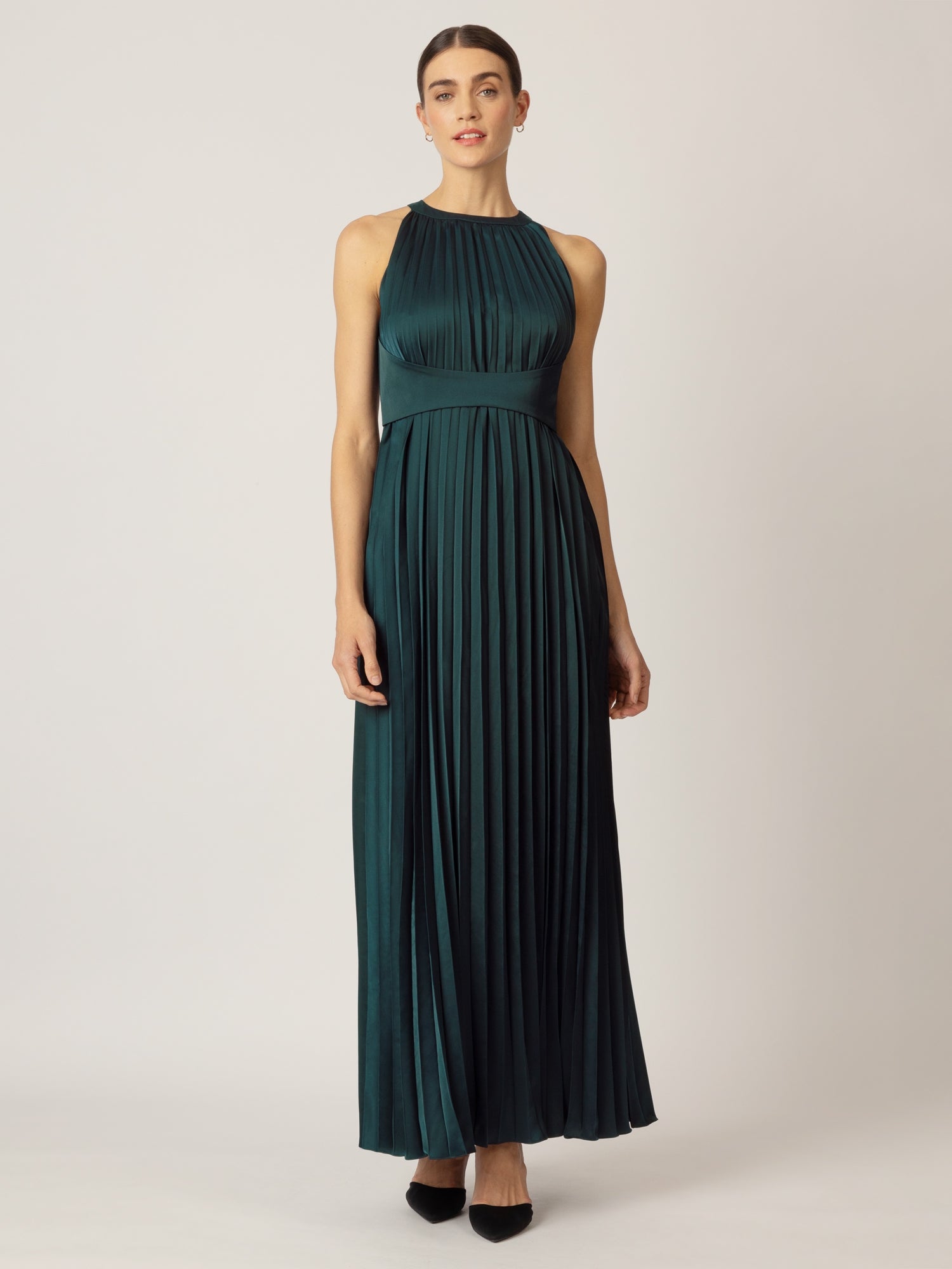 APART Satin-Plisseekleid aus mattschimmerndem und teilweise plissiertem Satin | emerald