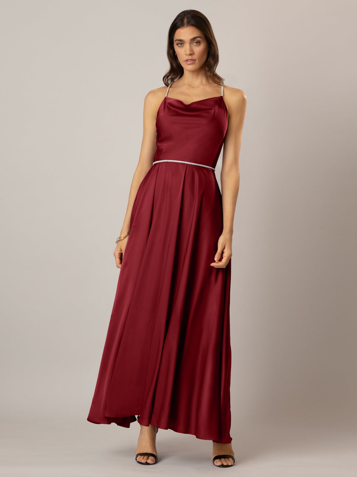 APART Satin-Abendkleid aus mattschimmerndem Satin | bordeaux