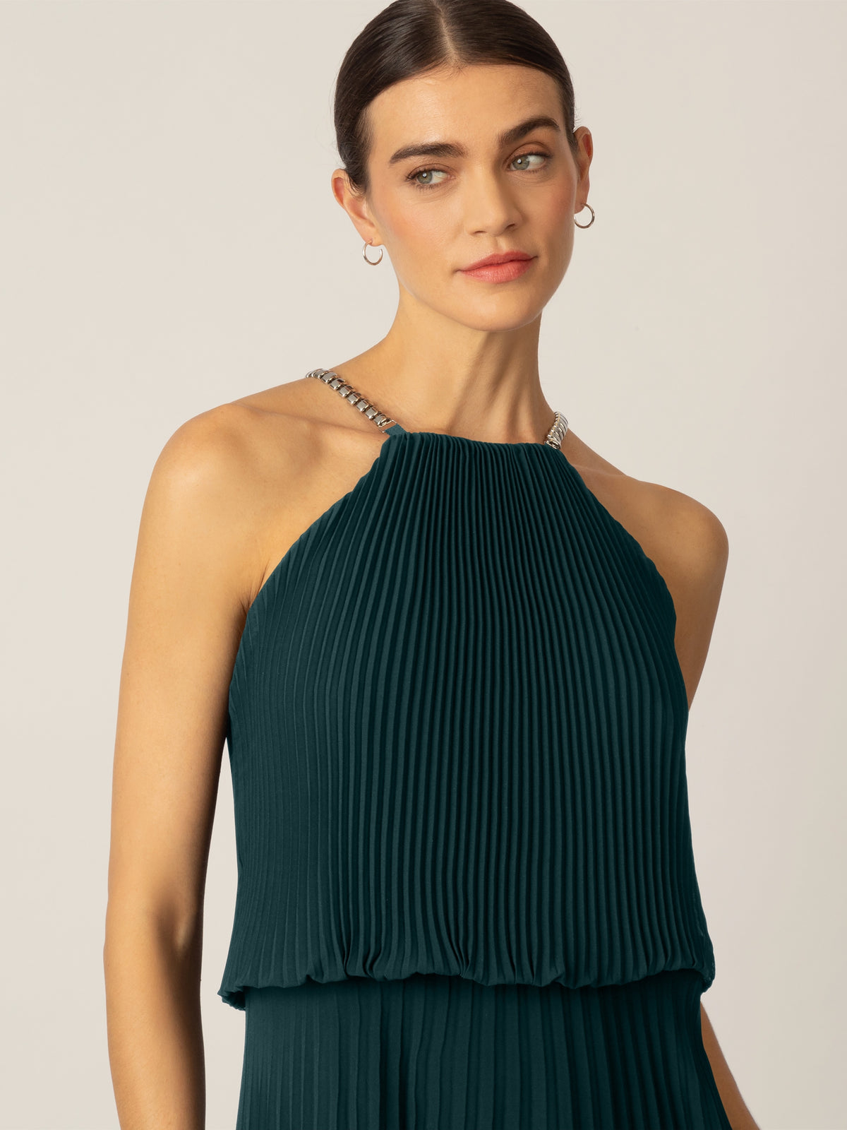 APART langes Plisseekleid im Neckholder Stil aus Chiffon | emerald