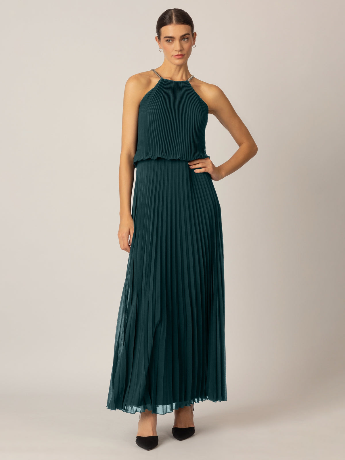 APART langes Plisseekleid im Neckholder Stil aus Chiffon | emerald