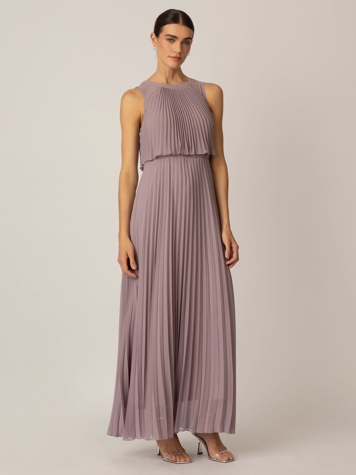 APART Plisseekleid mit rundem Ausschnitt vorne und hinten und schmalem , sichtbaren Halsri | mauve