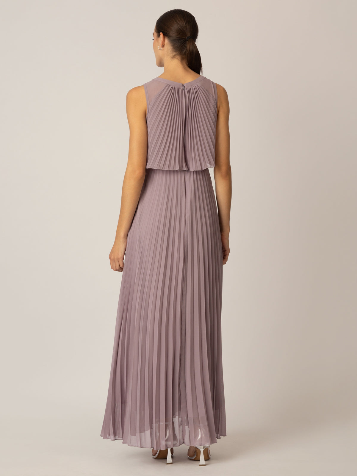 APART Plisseekleid mit rundem Ausschnitt vorne und hinten und schmalem , sichtbaren Halsri | mauve