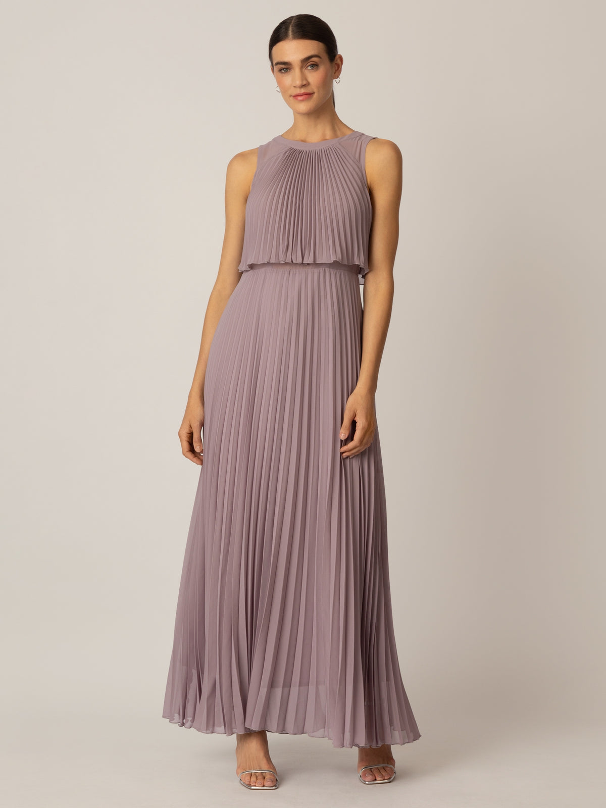 APART Plisseekleid mit rundem Ausschnitt vorne und hinten und schmalem , sichtbaren Halsri | mauve