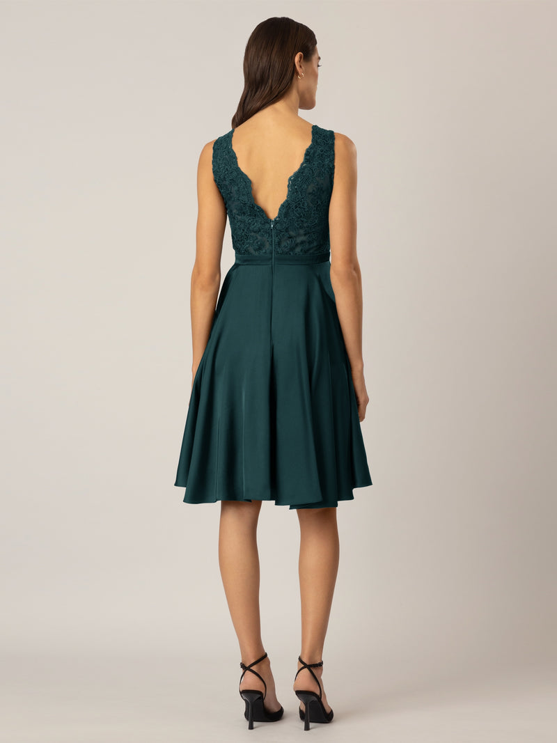 APART Cocktailkleid im Materialmix aus plastischer Spitze und mattschimmerndem Satin | emerald