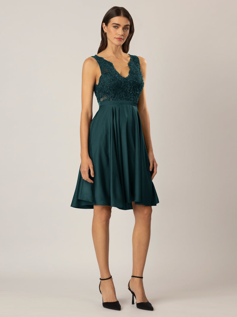 APART Cocktailkleid im Materialmix aus plastischer Spitze und mattschimmerndem Satin | emerald