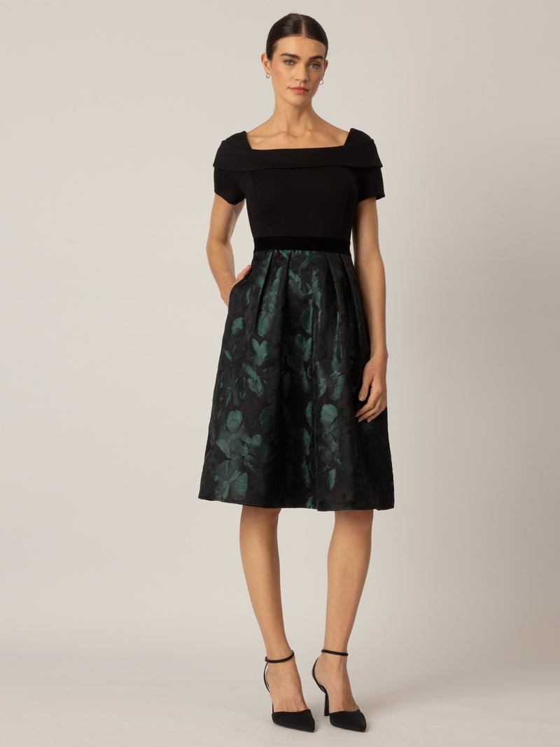 APART Cocktailkleid im Materialmix aus mattem Jacquard mit Blumenmuster und festem Jersey | schwarz-emerald