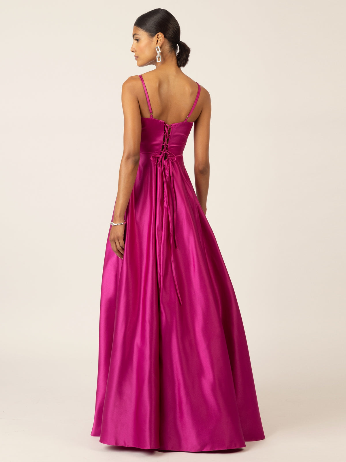 APART Langes Satin Kleid mit verstellbaren Spaghettiträgern | fuchsia