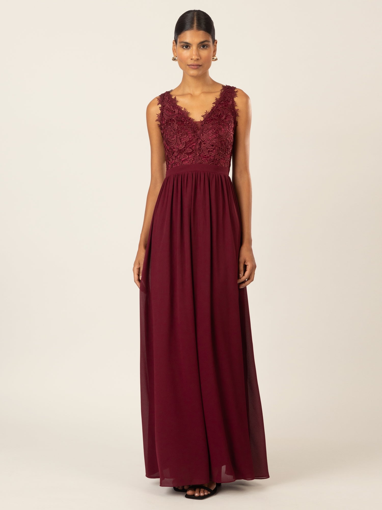 APART Langes Chiffon Kleid mit tiefer V-Ausschnitt | bordeaux