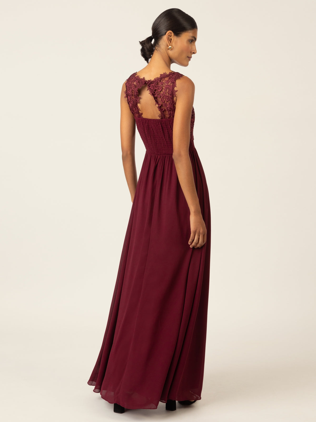 APART Langes Chiffon Kleid mit tiefer V-Ausschnitt | bordeaux