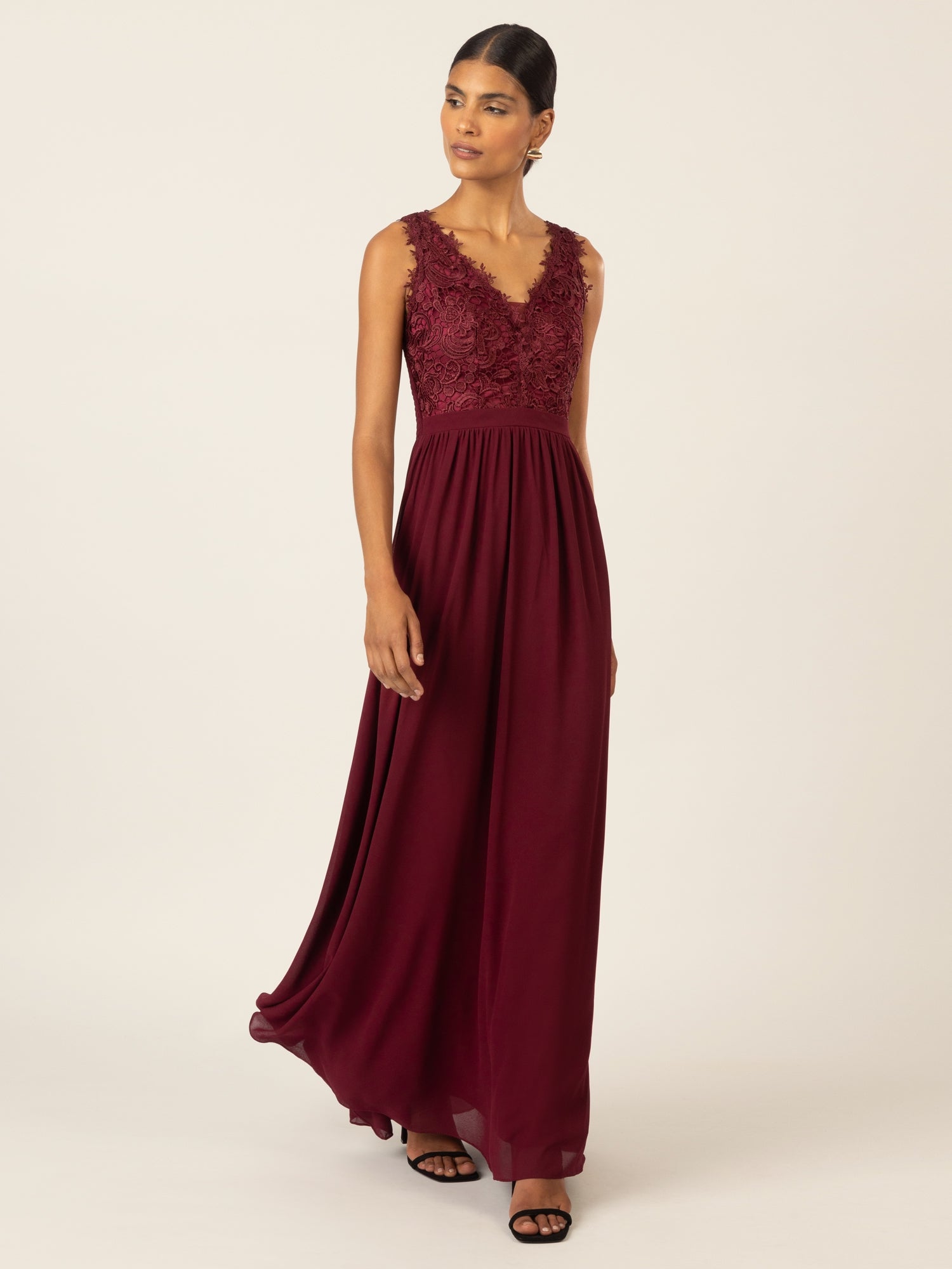 APART Langes Chiffon Kleid mit tiefer V-Ausschnitt | bordeaux