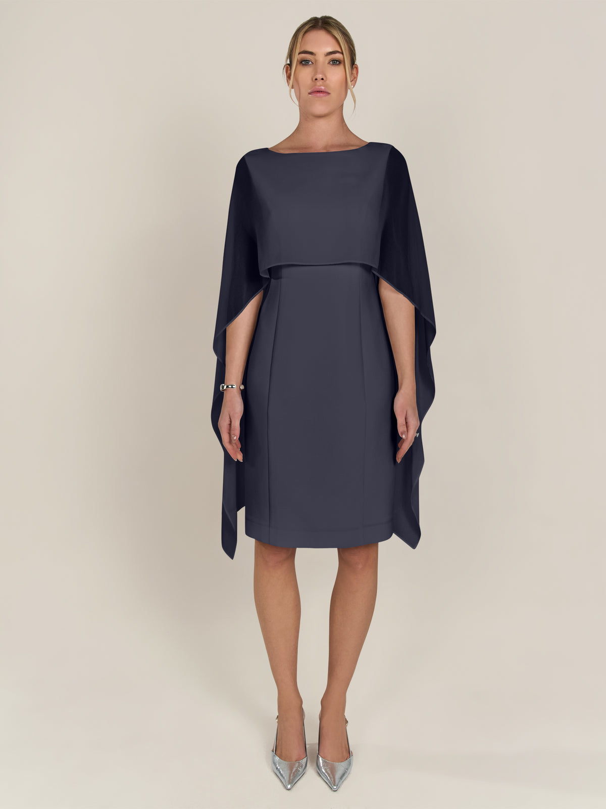 APART Kleid mit Chiffonstola aus einer leicht strukturierten Ware und angearbeitetem Cape | nachtblau