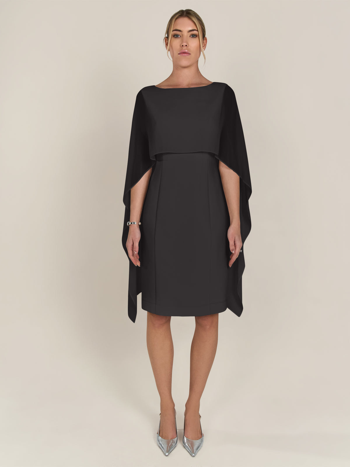 APART Kleid mit Chiffonstola aus einer leicht strukturierten Ware und angearbeitetem Cape | schwarz