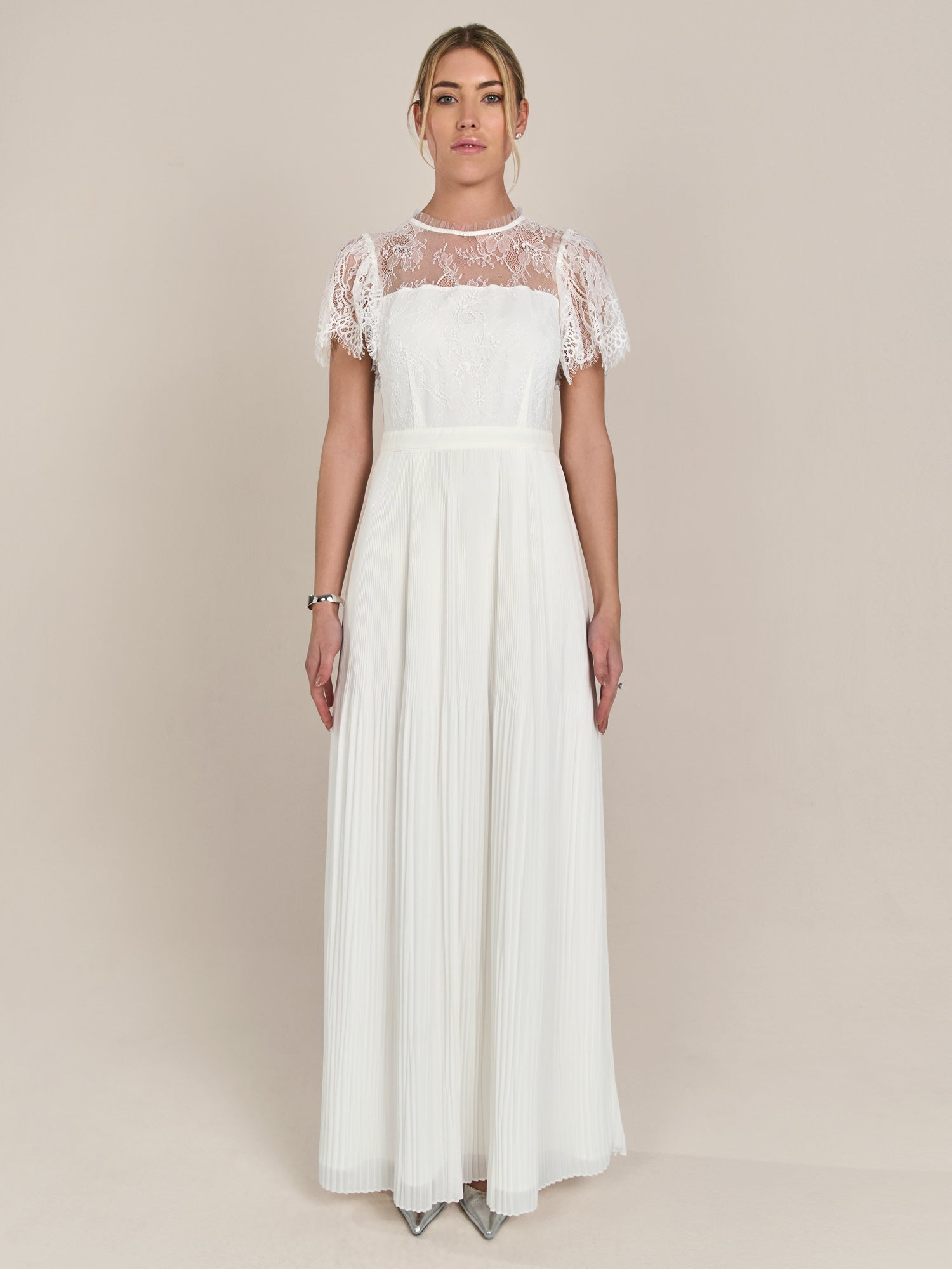 APART langes Hochzeitskleid im Materialmix aus weicher Spitze und Chiffon | creme