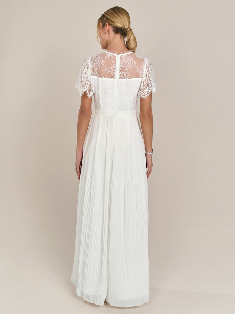 APART langes Hochzeitskleid im Materialmix aus weicher Spitze und Chiffon | creme