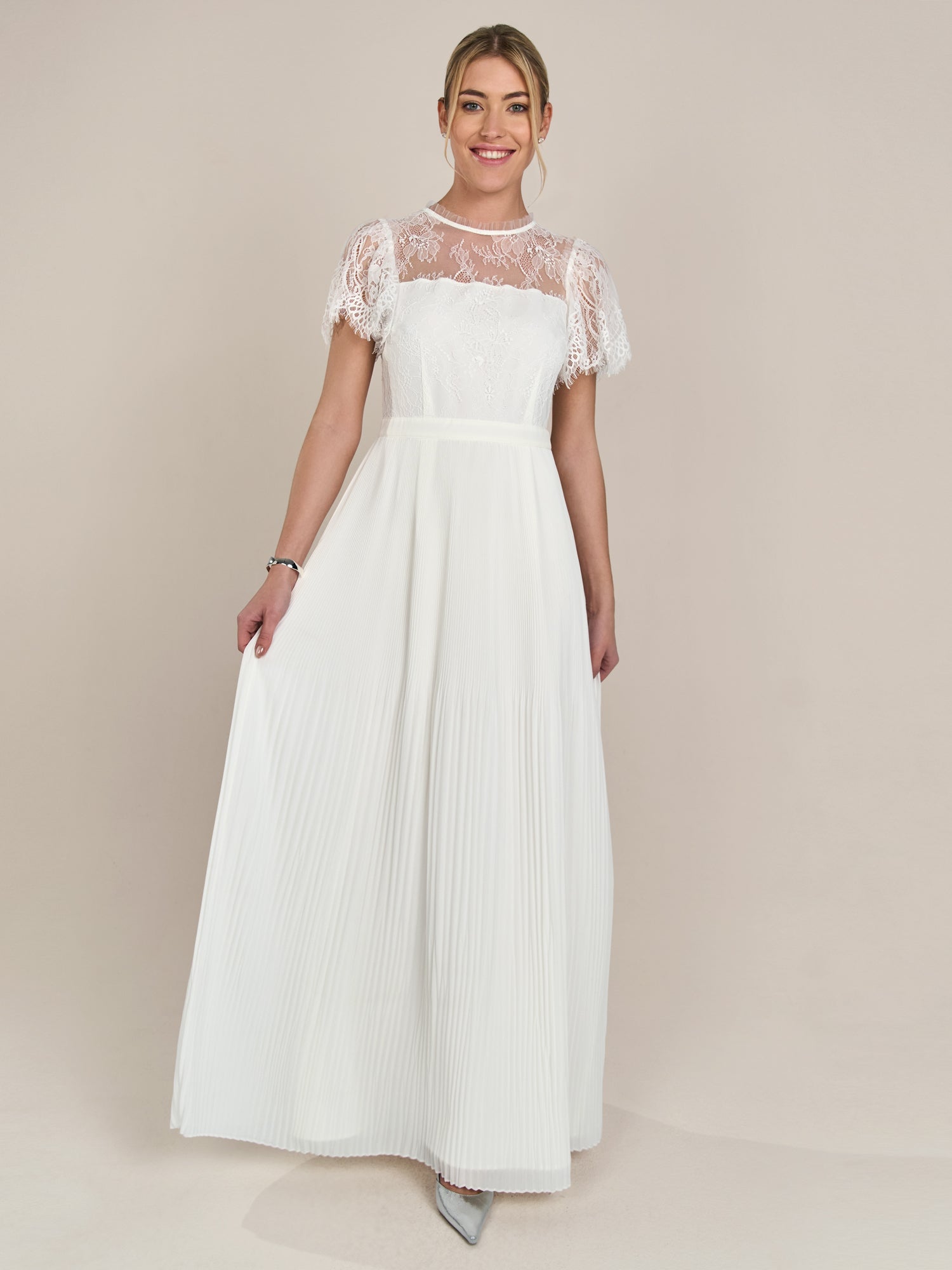 APART langes Hochzeitskleid im Materialmix aus weicher Spitze und Chiffon | creme