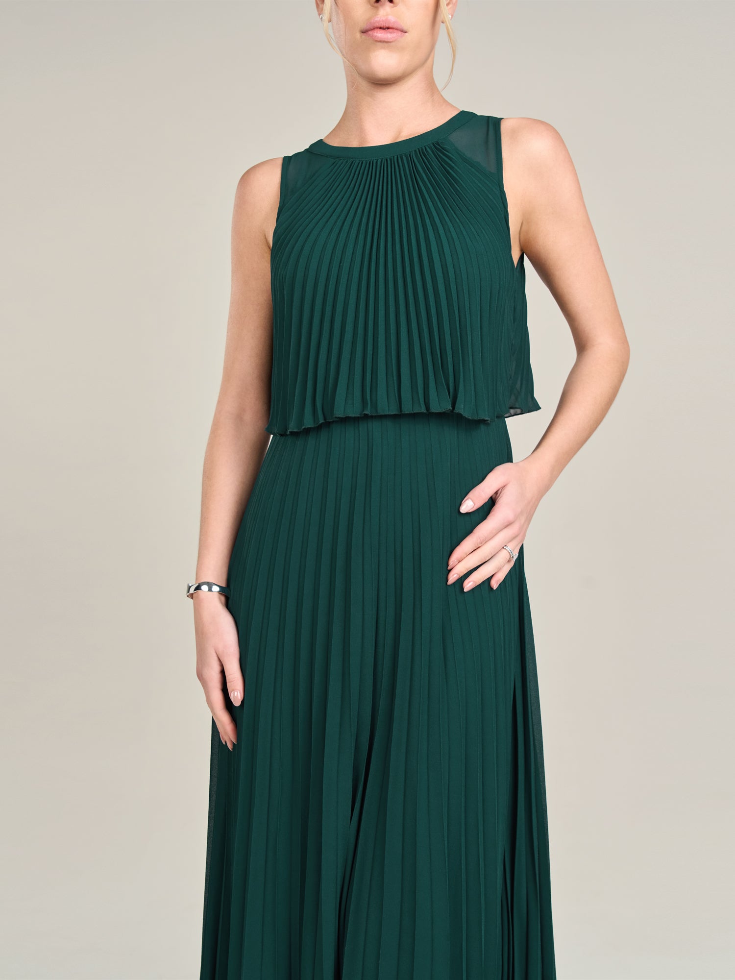 APART Abendkleid mit lose fallendem Sonnenplissee-Part bis zur Taille | emerald