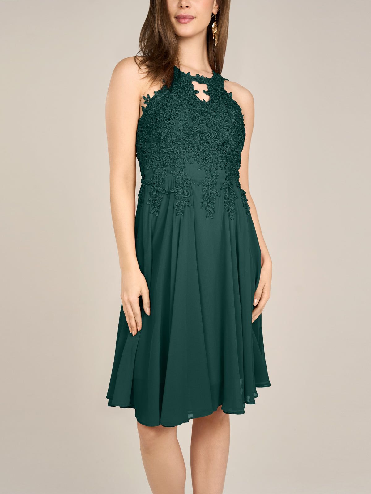 APART Cocktailkleid aus einer plastischen Spitze und Chiffon | emerald