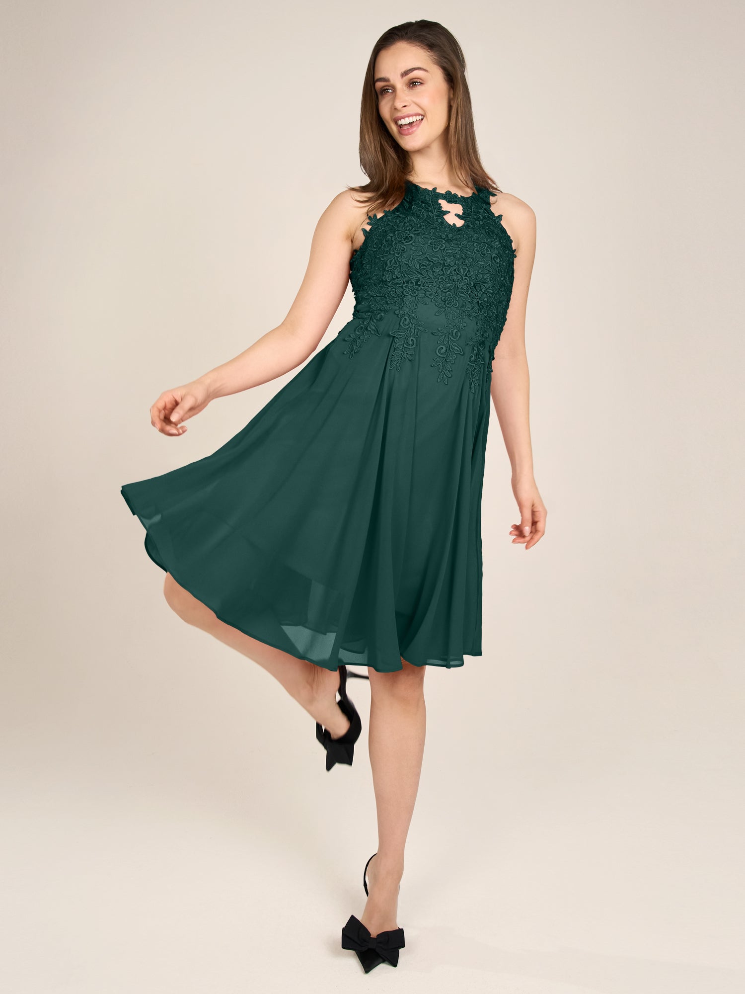 APART Cocktailkleid aus einer plastischen Spitze und Chiffon | emerald