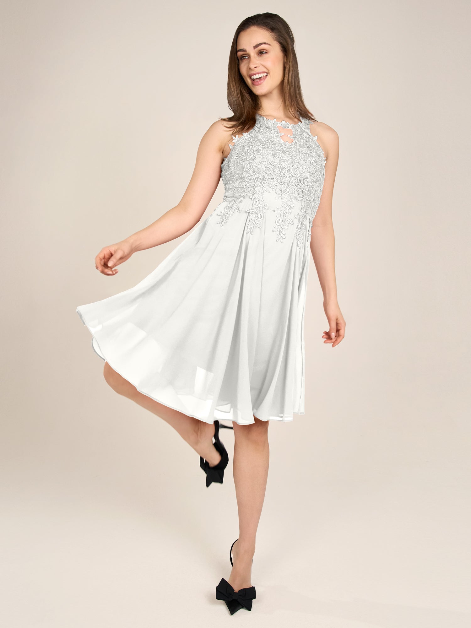 APART Cocktailkleid aus einer plastischen Spitze und Chiffon | creme