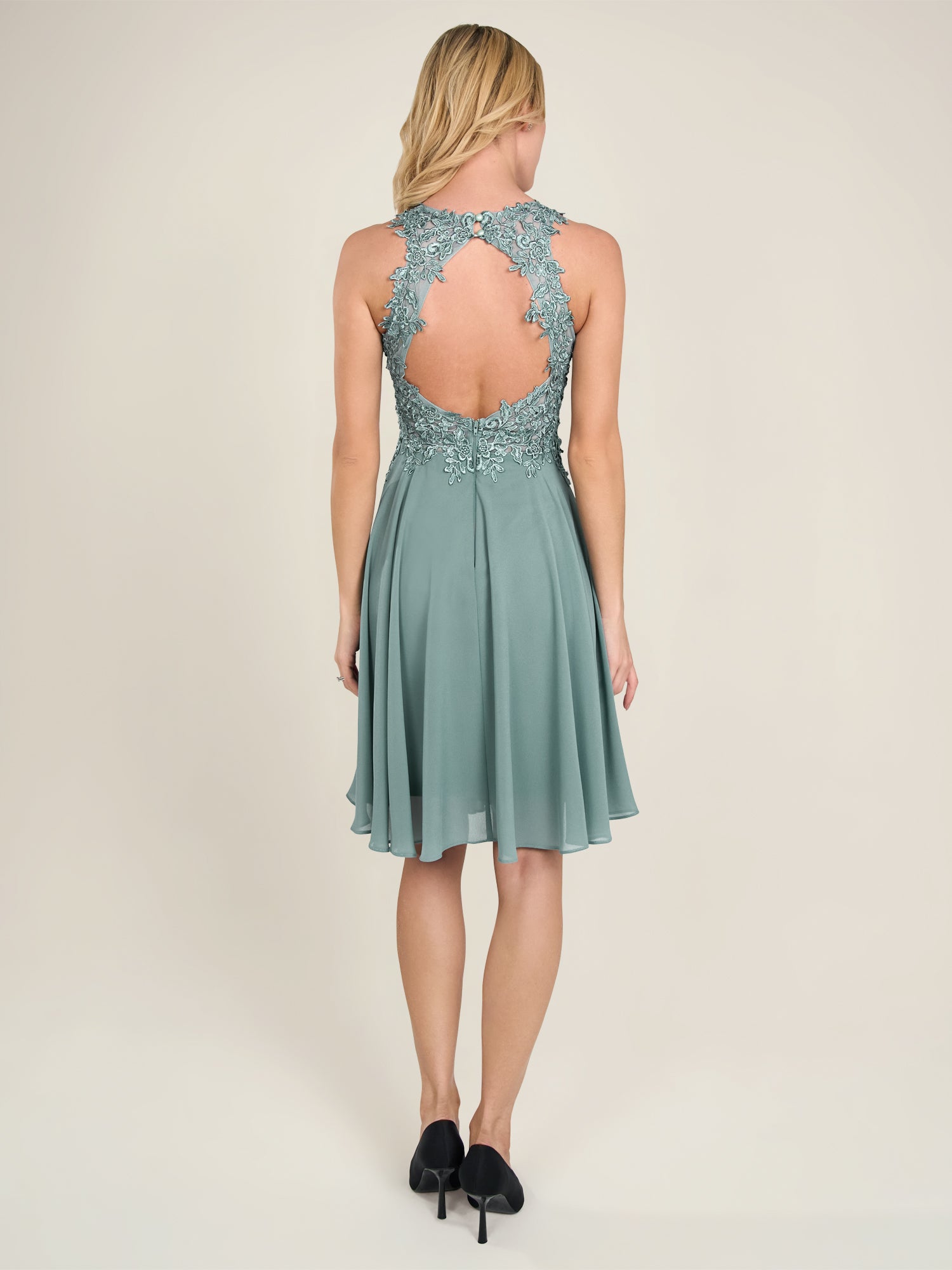 APART Cocktailkleid aus einer plastischen Spitze und Chiffon | jade