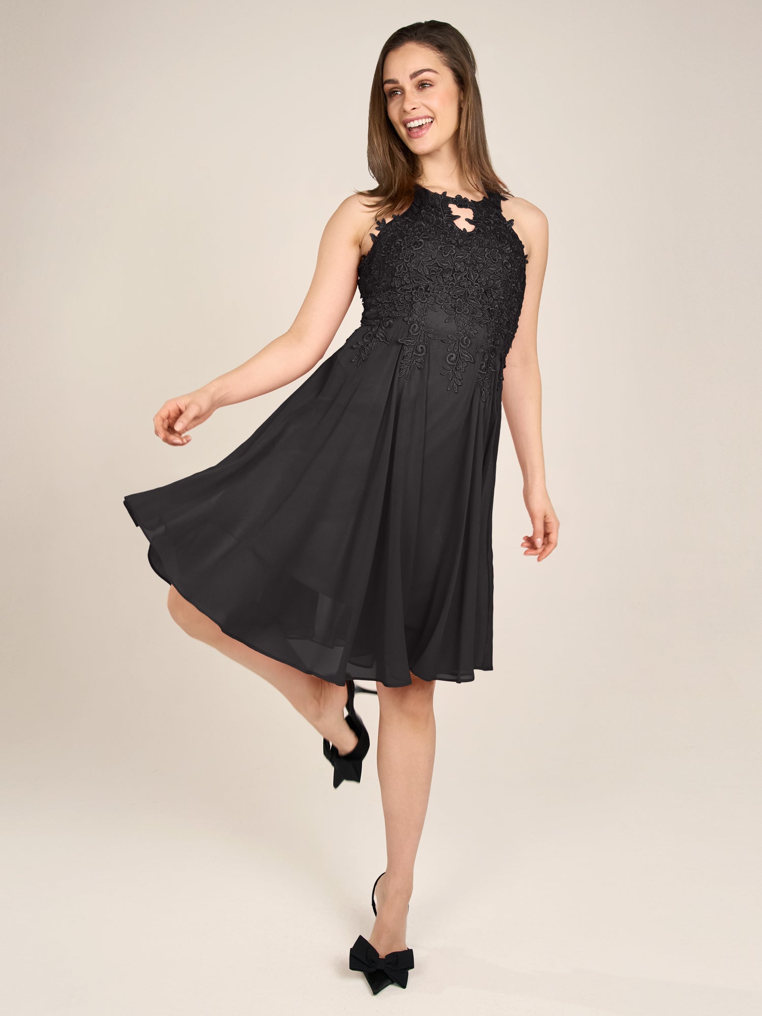 APART Cocktailkleid aus einer plastischen Spitze und Chiffon | schwarz