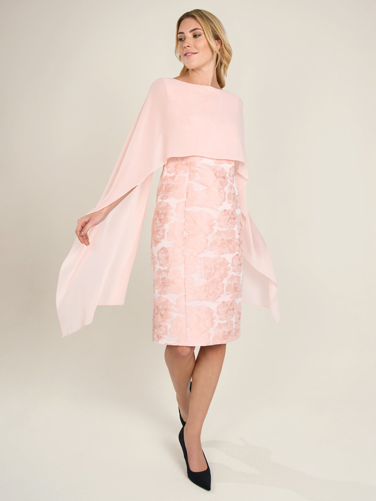 APART Jacquardkleid mit Chiffonstola mit glänzenden Blüten und angearbeitetem Cape aus Chi | rose