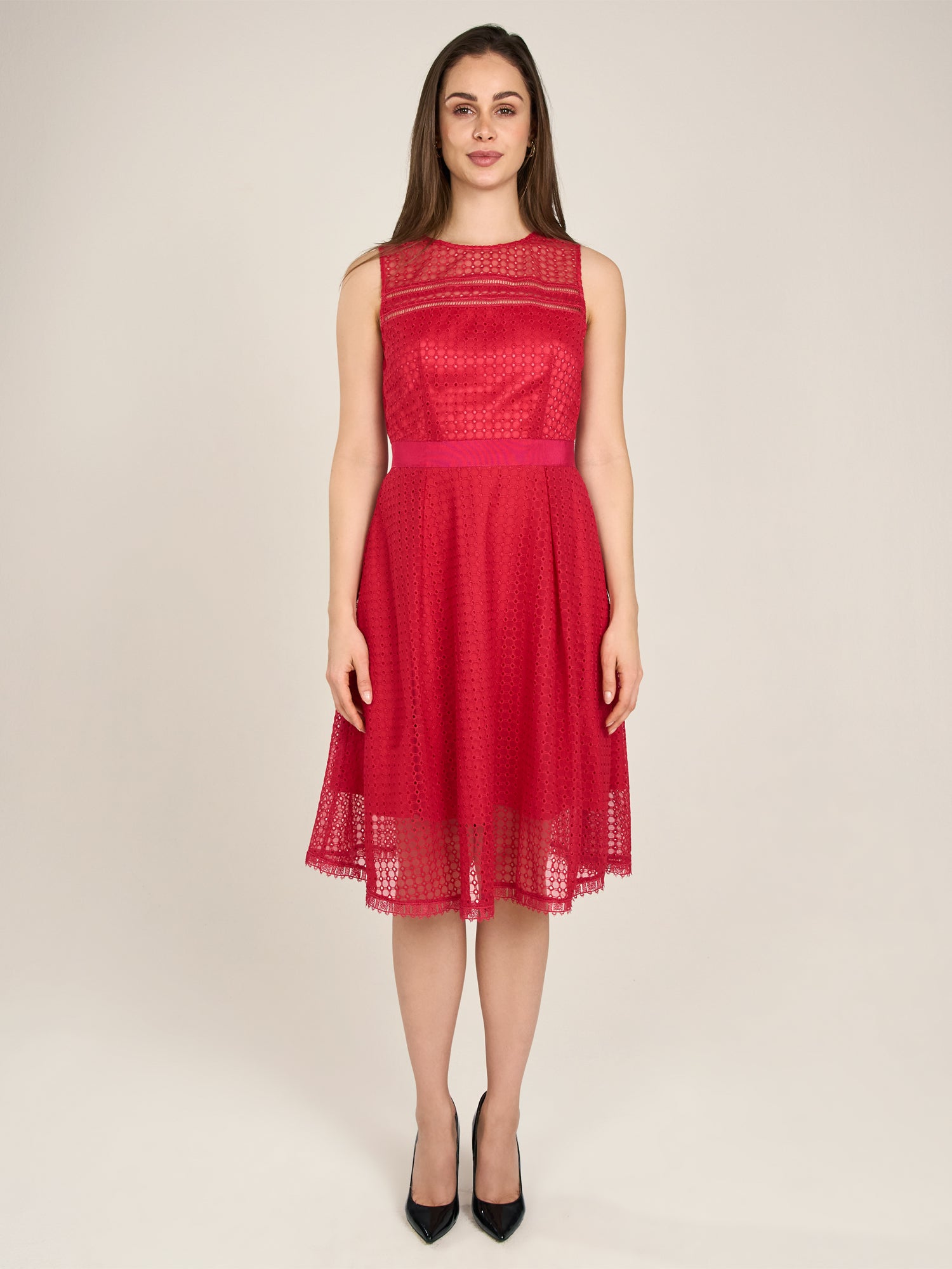 APART Spitzenkleid aus Mesh mit Lochspitzen-Stickerei | pink