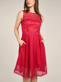 APART Spitzenkleid aus Mesh mit Lochspitzen-Stickerei | pink