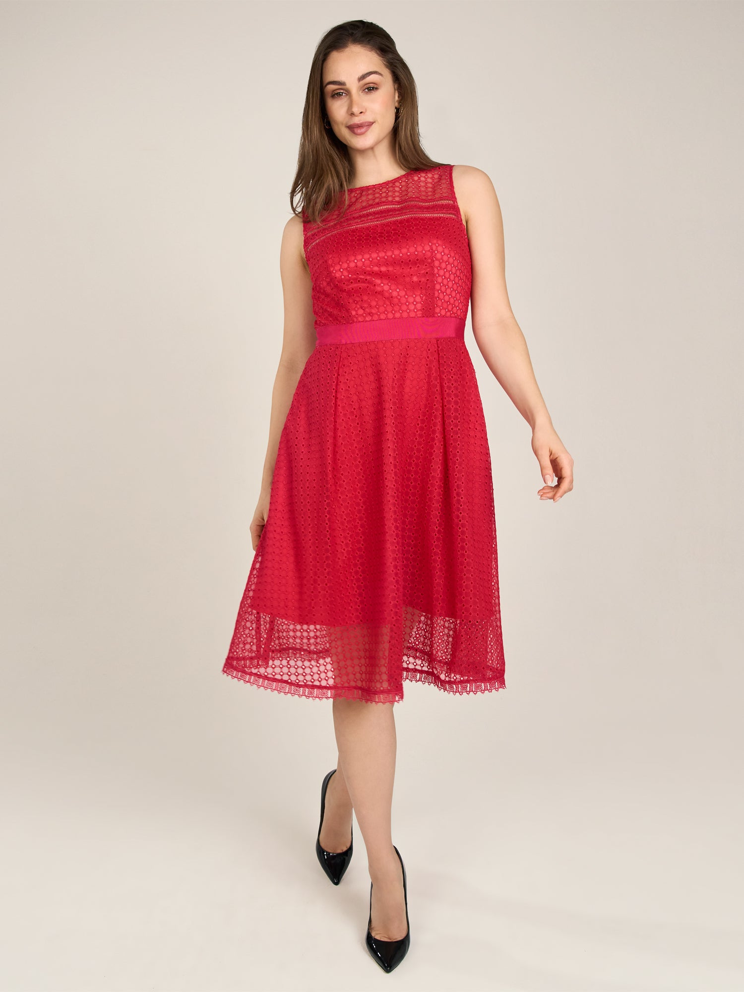 APART Spitzenkleid aus Mesh mit Lochspitzen-Stickerei | pink