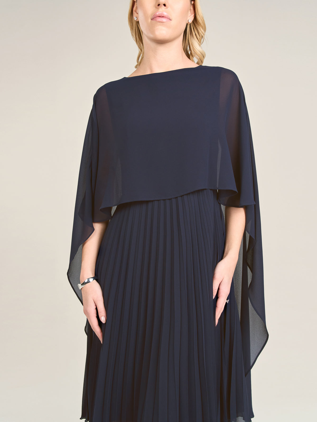 APART Cocktailkleid mit Chiffoncape und Plisseerock | nachtblau