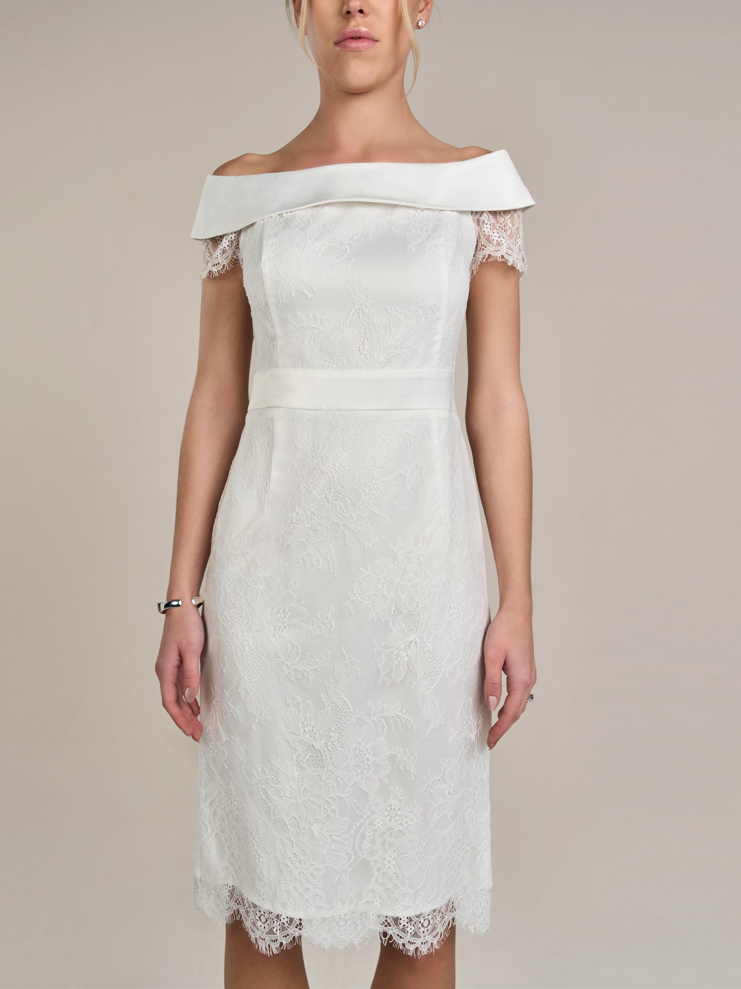 APART kurzes Hochzeitskleid mit Carmen-Ausschnitt | creme