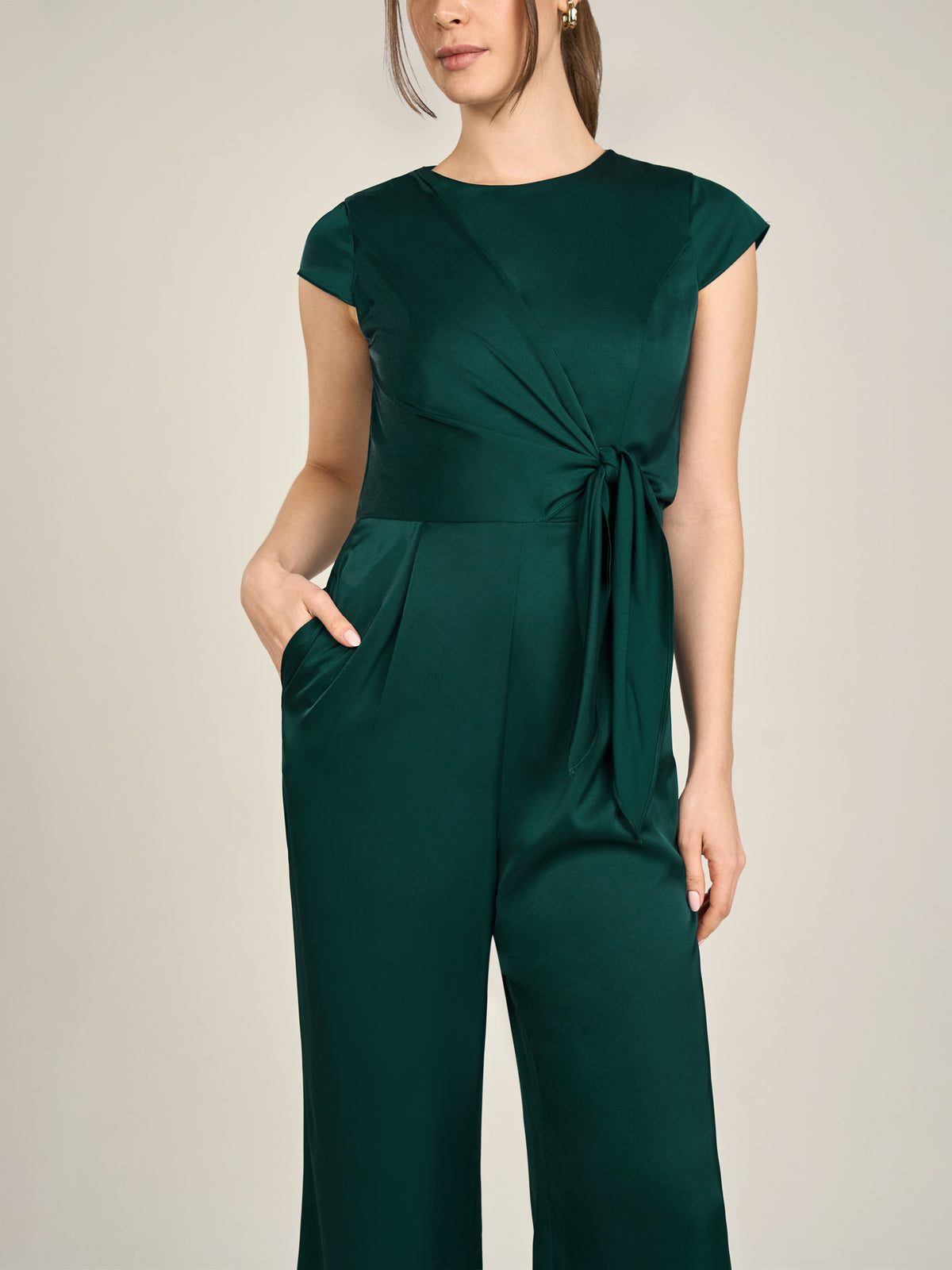 APART Satinoverall mit asymmetrischem Wickel zum knoten | emerald