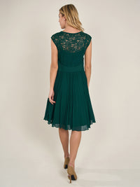 APART Cocktailkleid aus weicher Spitze und plissiertem Chiffon. | emerald