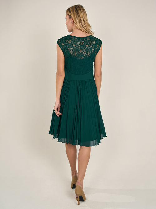 APART Cocktailkleid aus weicher Spitze und plissiertem Chiffon. | emerald image 1