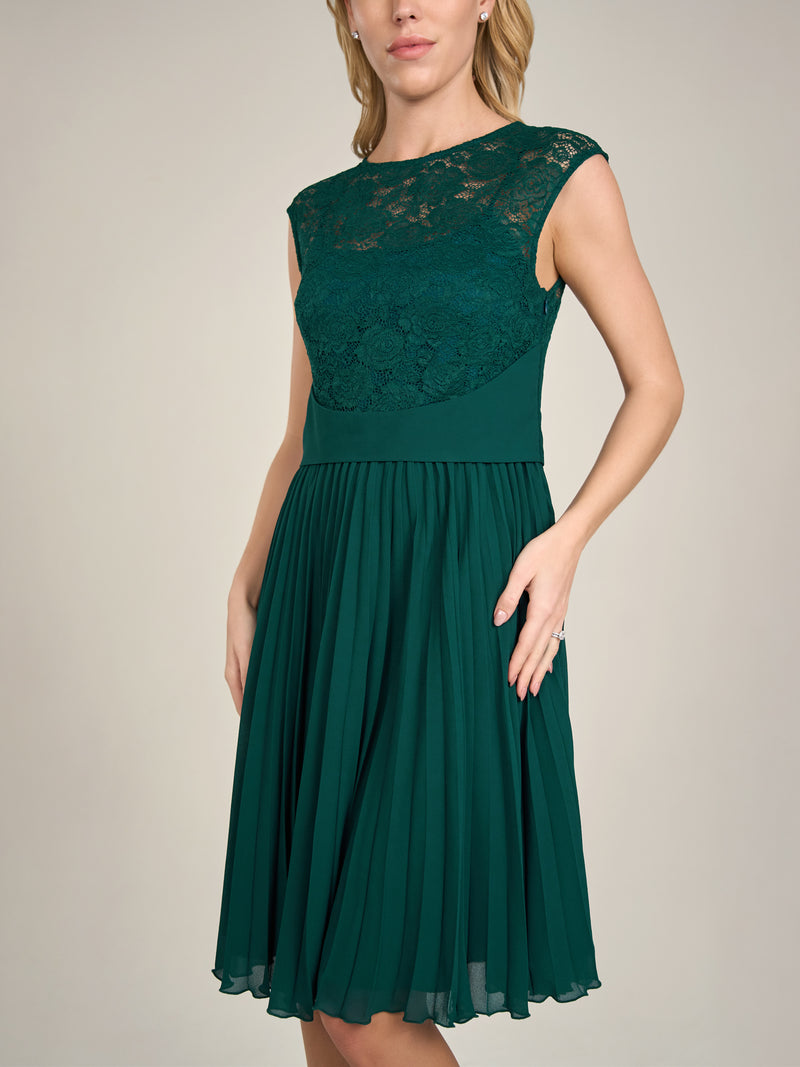 APART Cocktailkleid aus weicher Spitze und plissiertem Chiffon. | emerald