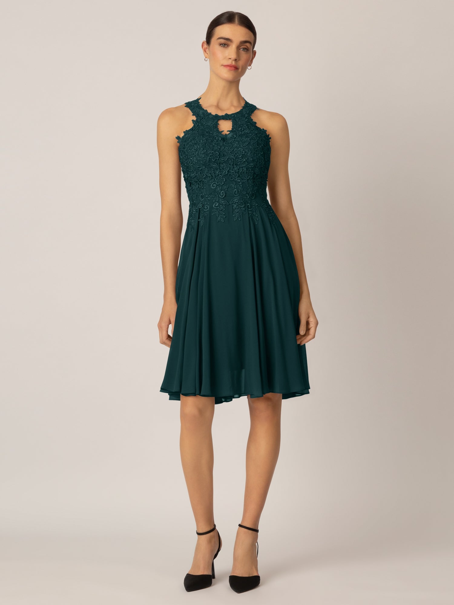 APART Cocktailkleid aus einer Plastischen Spitze und Chiffon | emerald